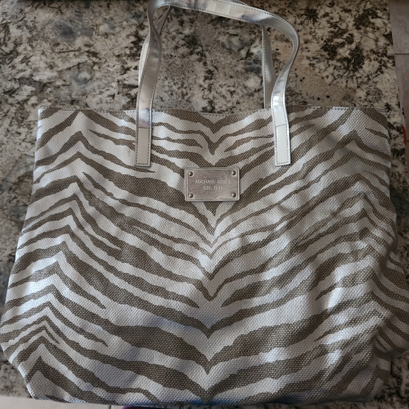 Michael Kors Zebra Print tote bag EUC🦓 - Picture 2 of 4